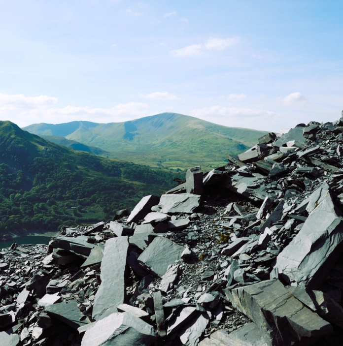 Vue panoramique de plusieurs montagnes couvertes d'ardoise.