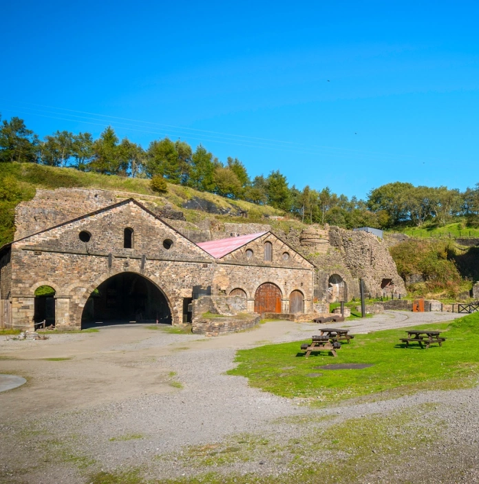 Quelques vieux bâtiments en briques dans un cadre industriel historique.