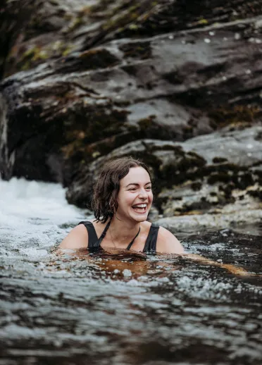Une photographie d'une personne nageant dans un ruisseau