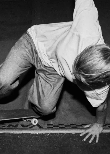 Une personne faisant une figure de skateboard