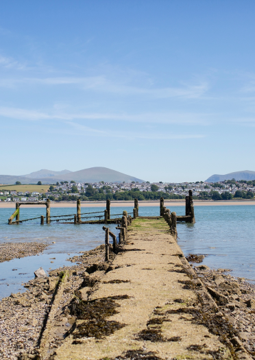 Le détroit de Menai avec une jetée au centre de la photo.