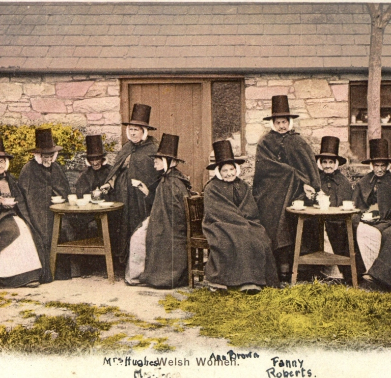 Une carte postale ancienne montre des femmes galloises en costume folklorique.