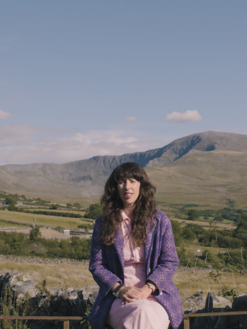 Lisa Jen assise sur un mur à Snowdonia.