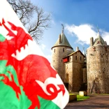 Castell Coch au loin derrière le drapeau gallois.