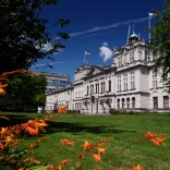Das Hauptgebäude der Cardiff University, von außen an einem hellen, sonnigen Tag gezeigt.